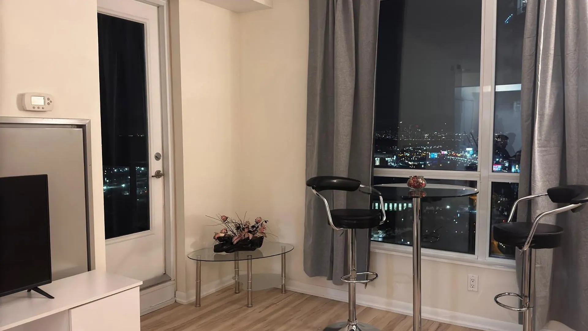 Apartamento A Lovely One Bed Room With Sunset Views Toronto